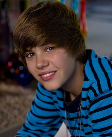 A 15 ans Justin Bieber commence a etre un chanteur connu et toute les filles